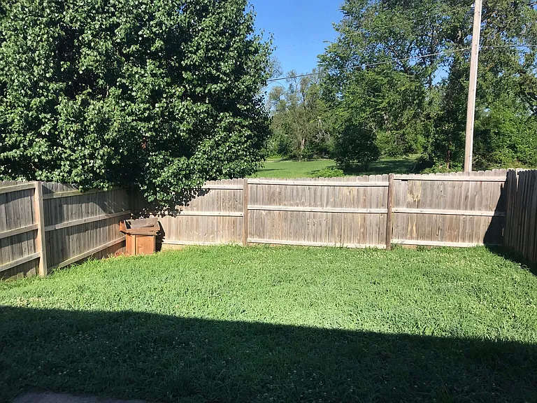 208 Truman St — Photo 10