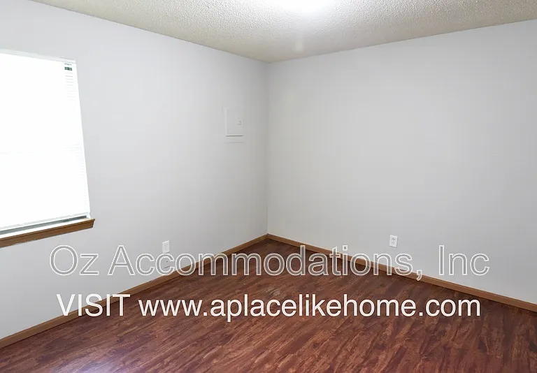 117 SE Greystone Dr — Photo 10