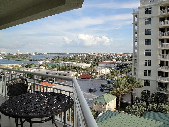 Living room balcony view of the intercostal.
