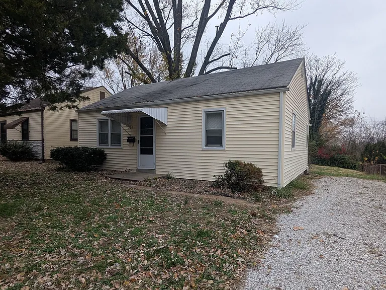 306 Mueller Ave — Photo 1