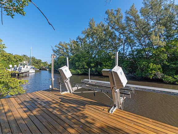 3rd image of 202 SE Atlantic Dr
