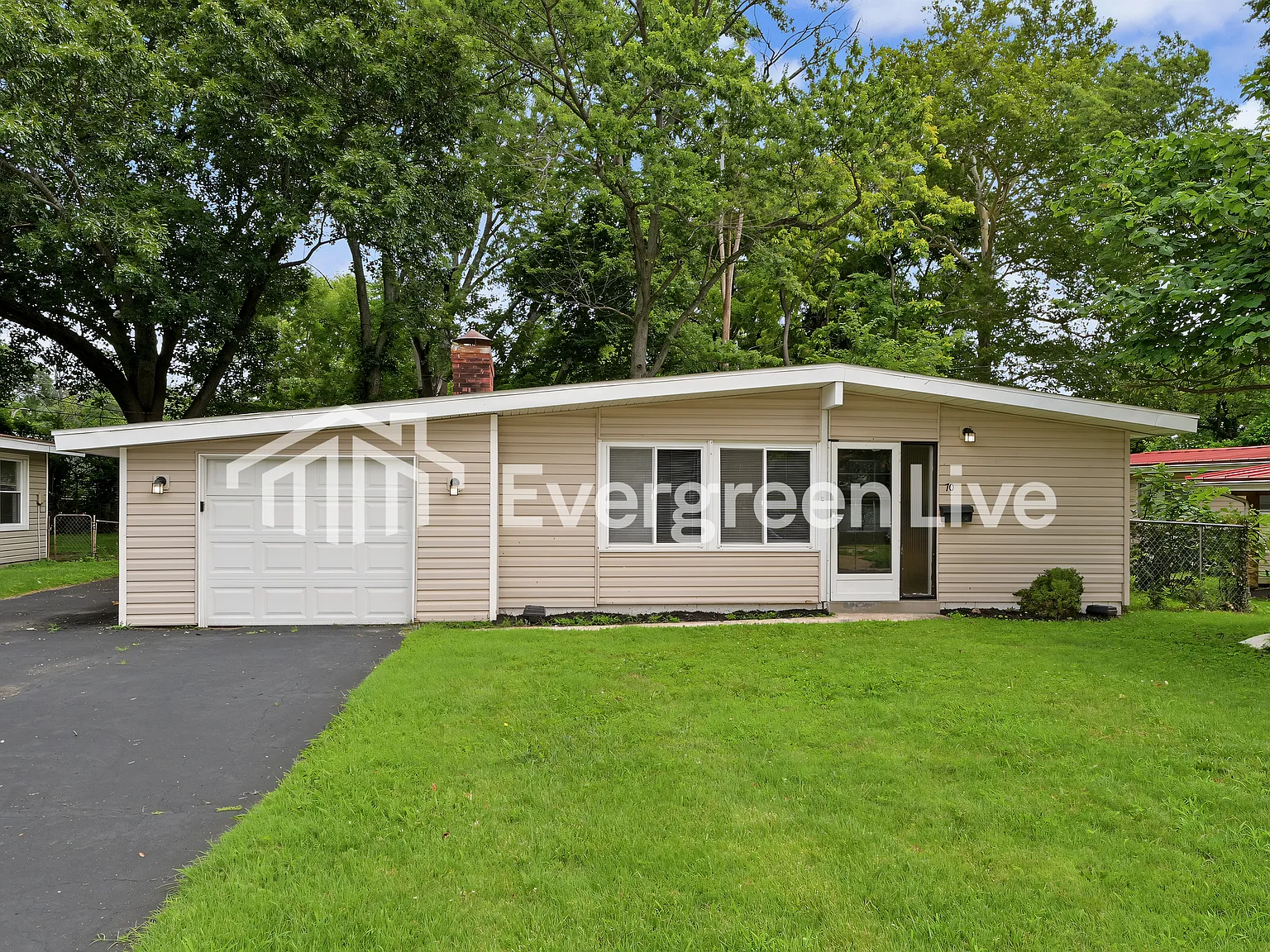 3 bed, 1.0 bath, 1148 sqft, $1,245 — Photo 1