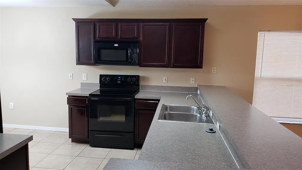 4 bed, 2.0 bath, 1446 sqft, $1,995 — Photo 3