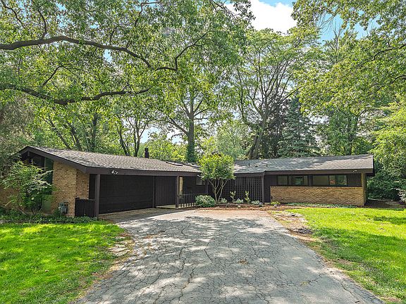 2nd image of 71 Graymoor Ln
