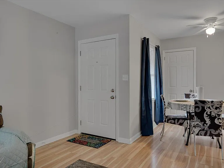 815 W Markham Ave #A — Photo 2