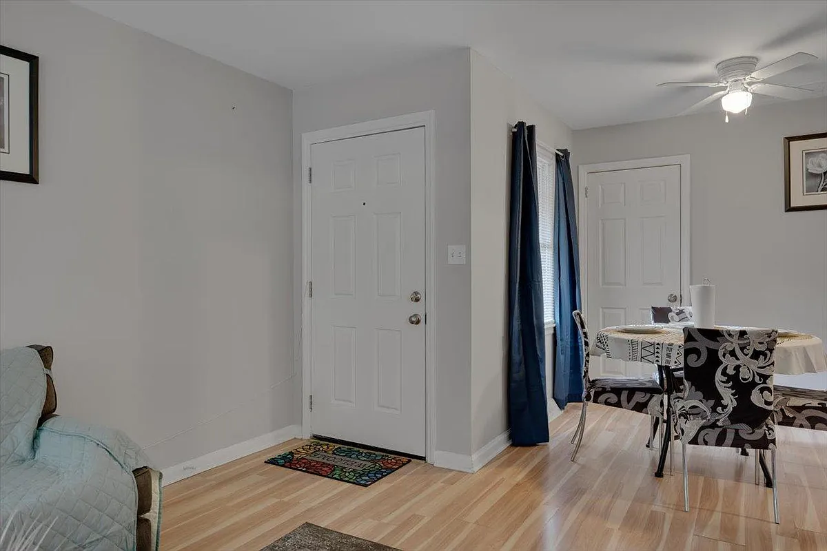 Building Photo - 815 W Markham Ave #A