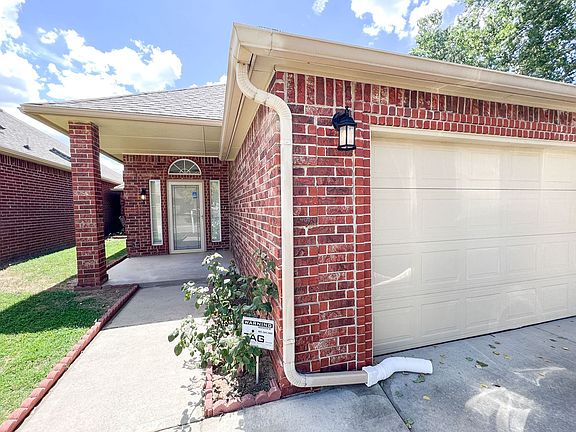 3rd image of 3800 E Ridge Pointe Cir