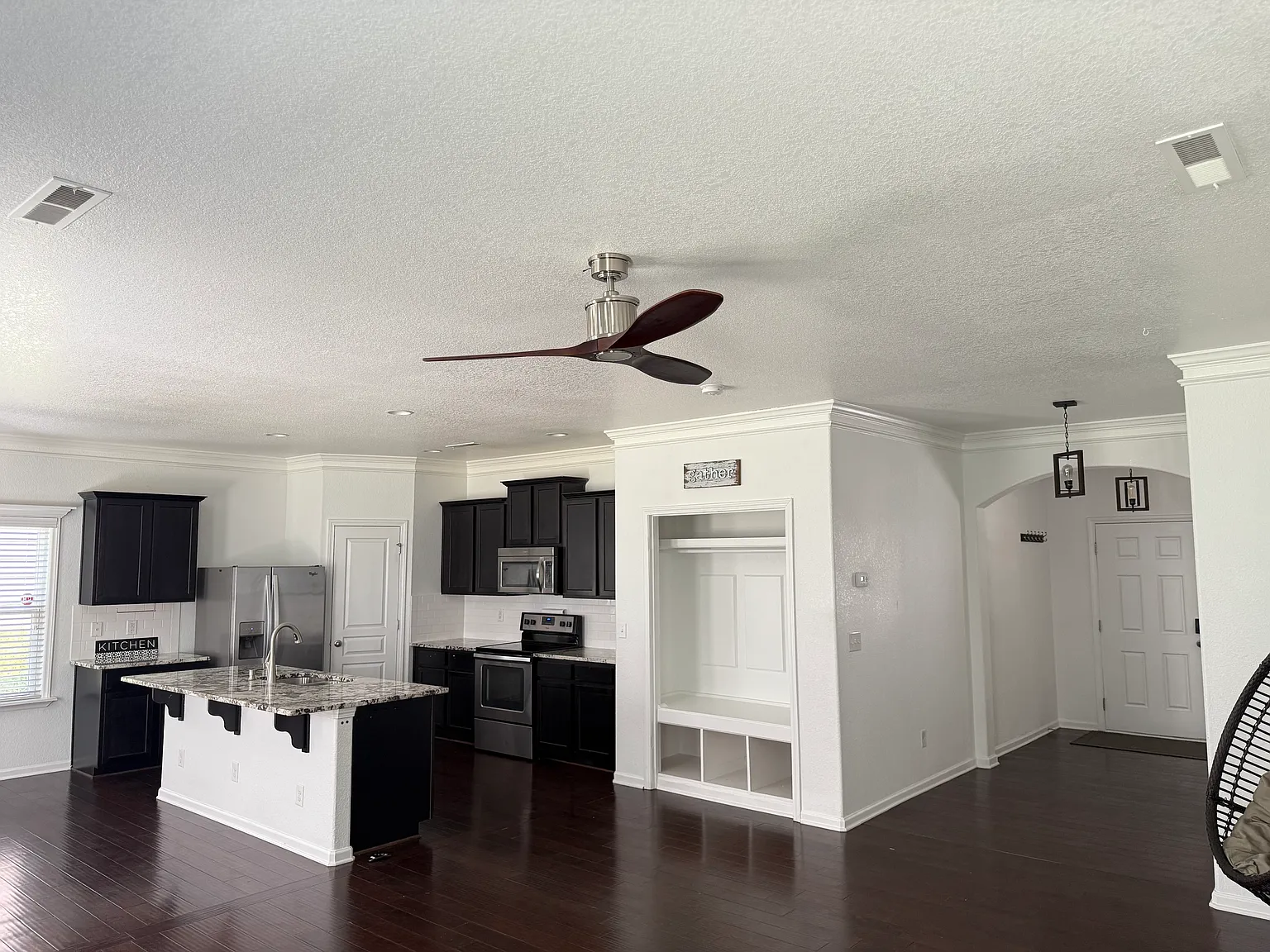 3 bed, 2.5 bath, 1800 sqft, $2,300 — Photo 3
