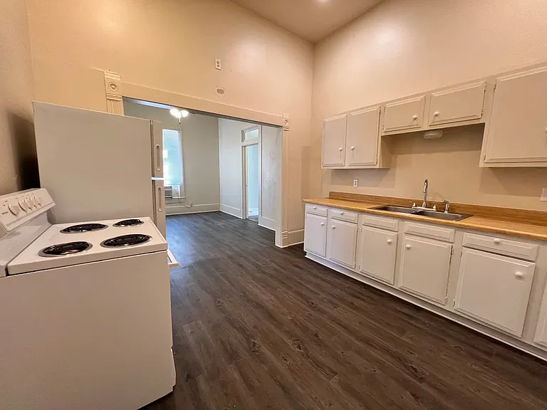 511 W Hutchison St #A — Photo 3
