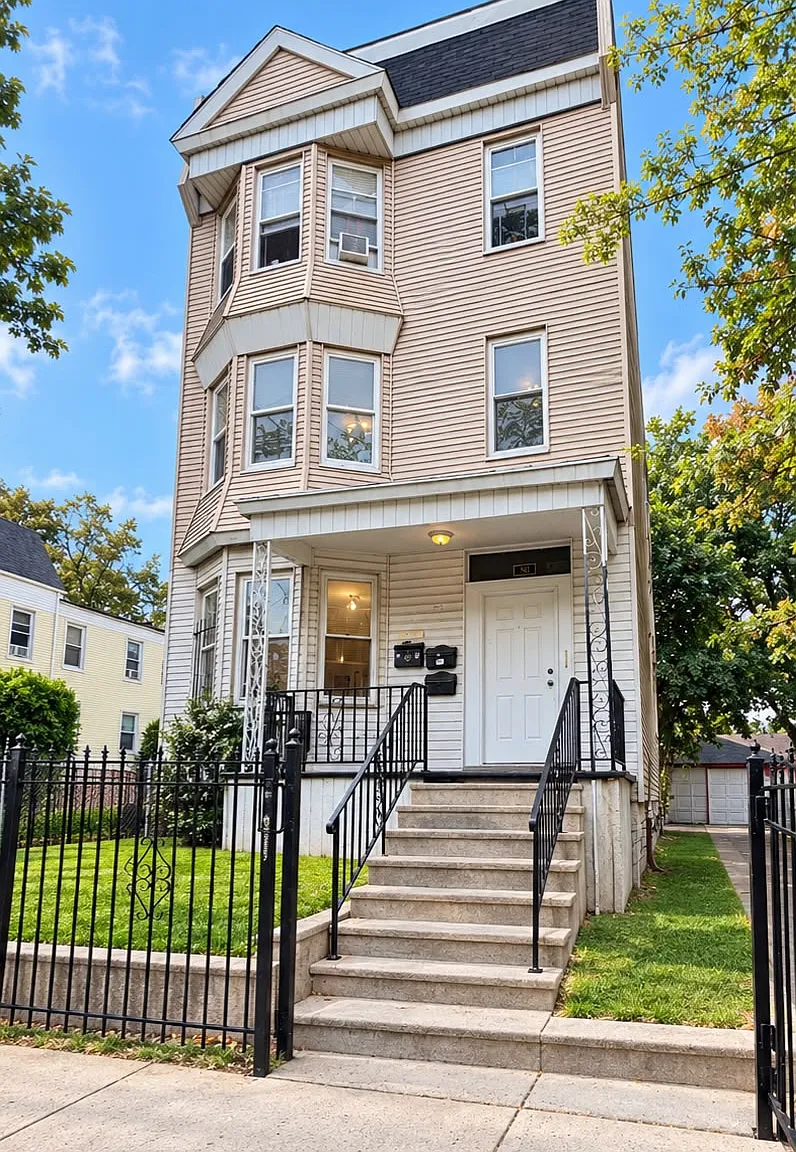 4 bed, $2,400 — Photo 1