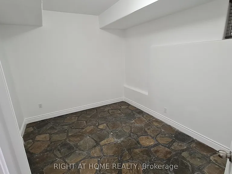 172 Lena Cres #2 — Photo 24