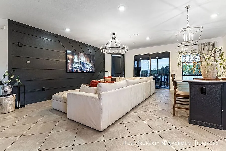3 bed, 2.0 bath, 2213 sqft, $3,695 — Photo 4