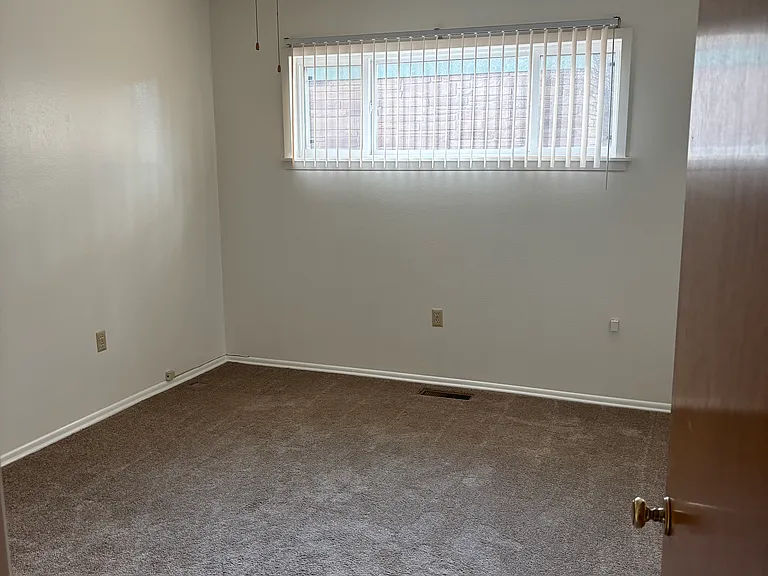 605 W McCune St — Photo 10