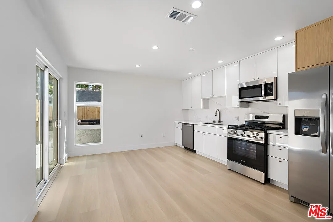 3 bed, 2.0 bath, 976 sqft, $3,195 — Photo 1