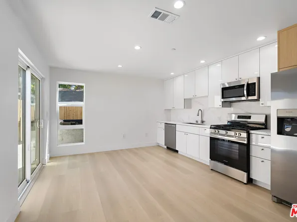 10963 Calvert St, North Hollywood, CA