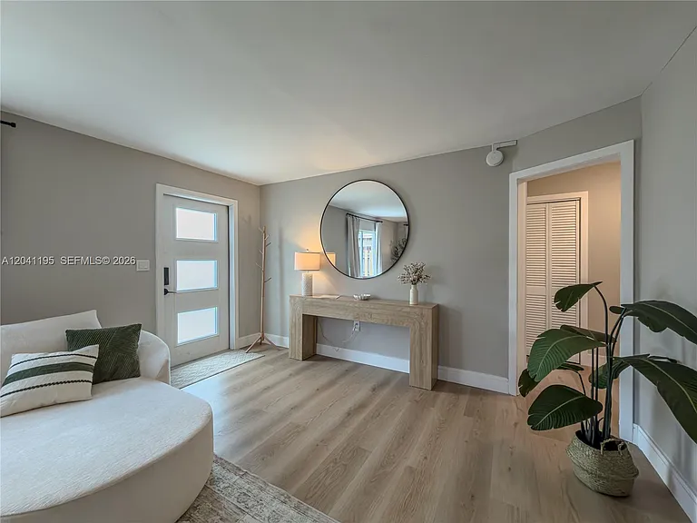 1813 SW 10th St — Photo 7