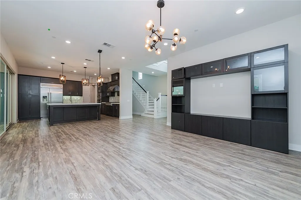 4 bed, 2814 sqft, $6,900 — Photo 4