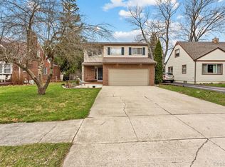 150 Exmoor Rd, Waterford, MI 48328