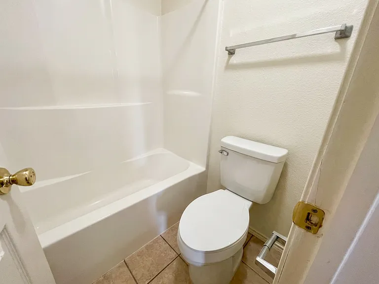 15418-15420 Kamary Ln — Photo 11