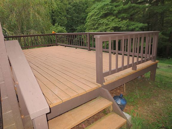 Large private rear deck, perfect for entertaining.
