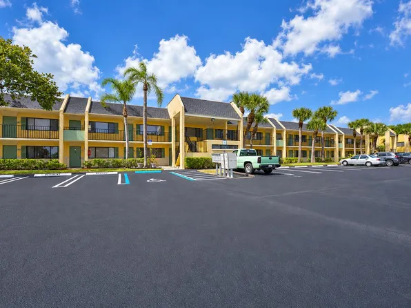 1509 Meadows Cir W, Boynton Beach, FL