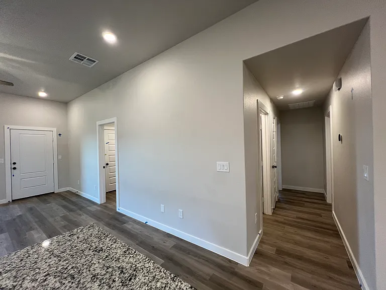 806 E 32nd St — Photo 17