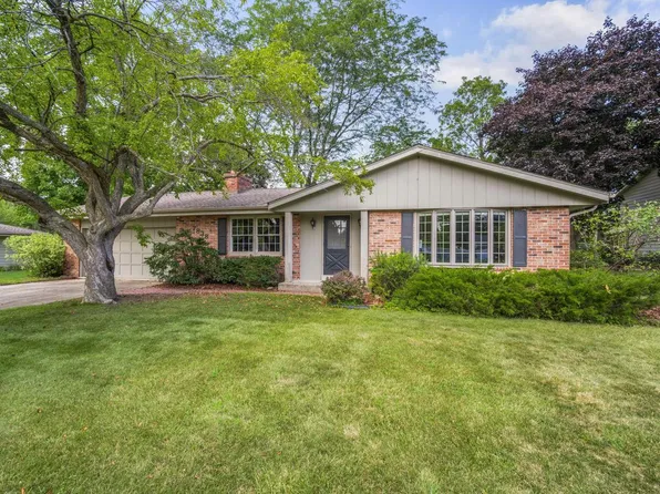 7838 Chapel Hill COURT EAST East, Franklin, WI 53132