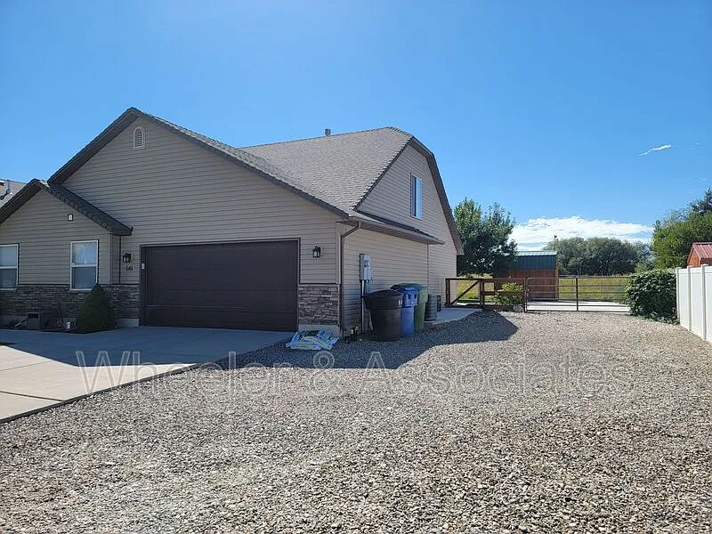 4 bed, 2.5 bath, 1904 sqft, $2,150 — Photo 2