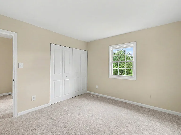 319 Brock Sq — Photo 16