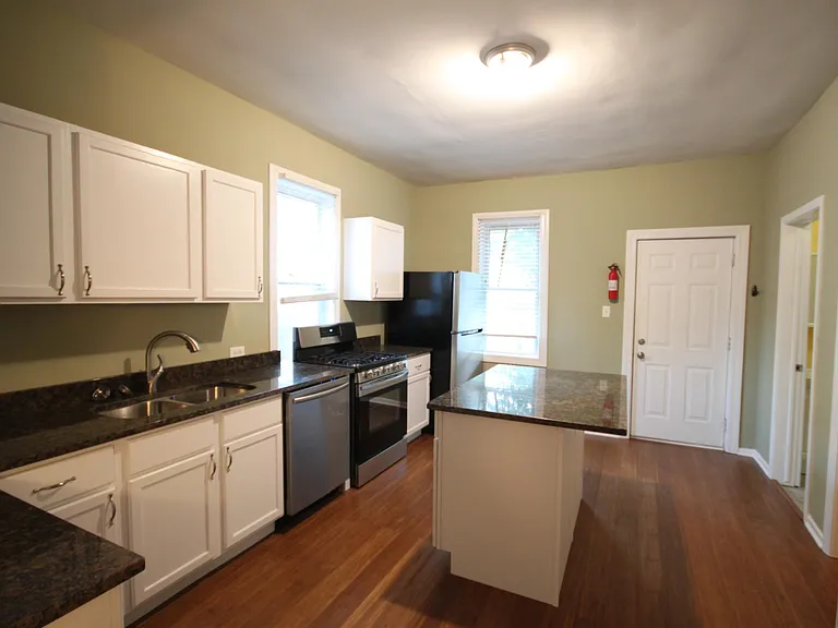 2115 W Wellington Ave #1R — Photo 2