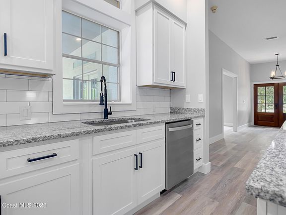 4th image of 3925 Wateroak Way