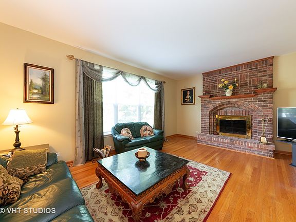 3rd image of 1404 Stanford Cir
