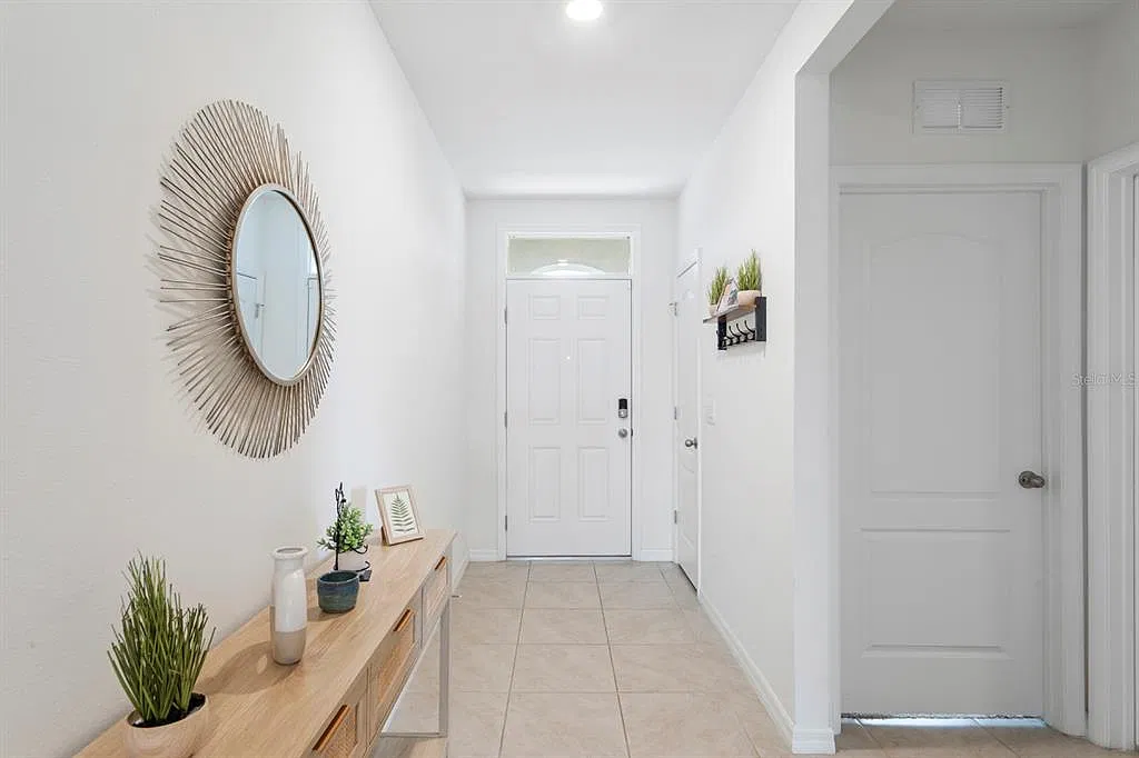 4 bed, 2.0 bath, 1827 sqft, $2,300 — Photo 3