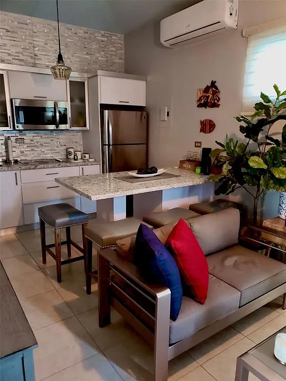 2 bed, 1.0 bath, 738 sqft, $1,300 — Photo 1