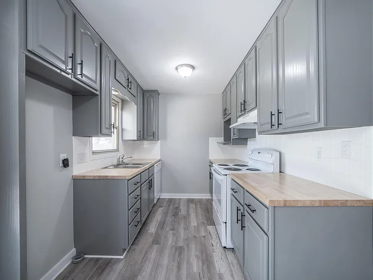 2620 S Fern Ave — Photo 2