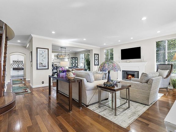 4th image of 10439 Moorpark St