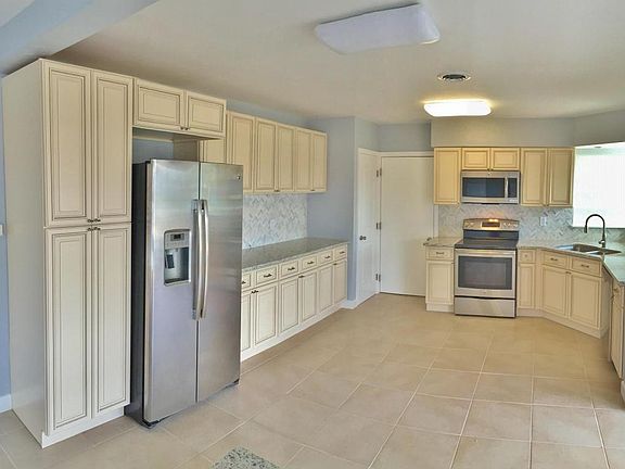 2nd image of 2825 S Peninsula Dr