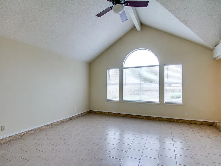 2104 Regency Dr — Photo 5