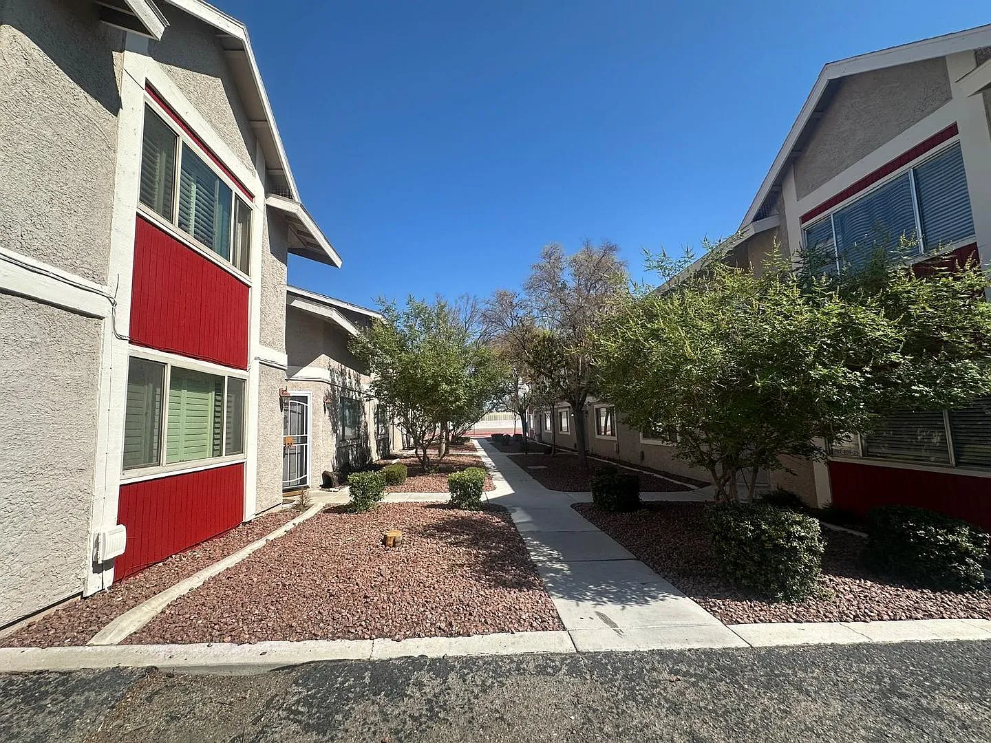 Beautiful Townhouse 2 Bedrooms 1 1/2 Baths Newly Renovated Wont Last Long!! — Photo 2