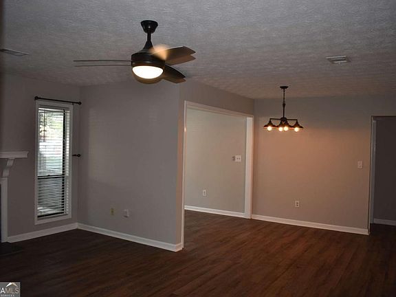 4th image of 3923 Woodridge Way