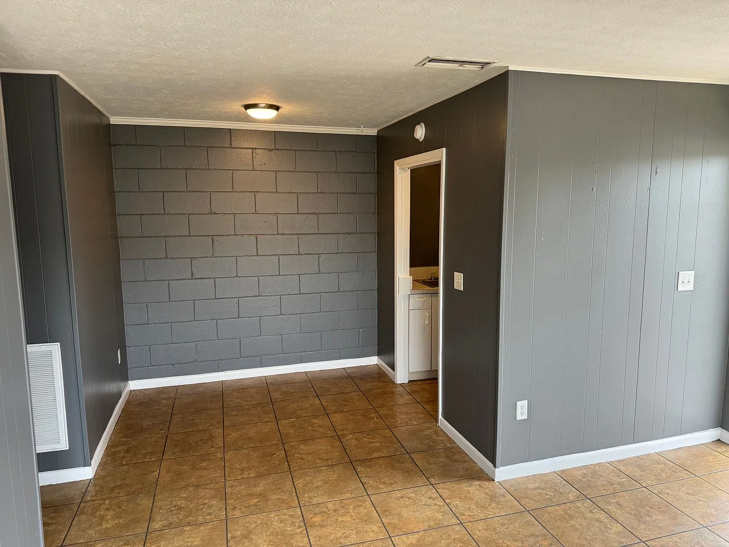 2/1 Condo In The Villages Available Now! 1/2 Off 1st Month's Rent — Photo 4