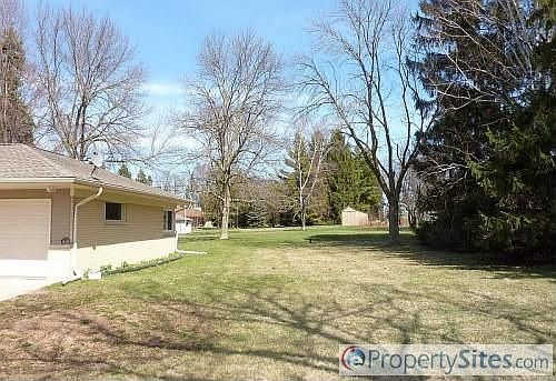 4th image of W215N5556 Kenmore Dr