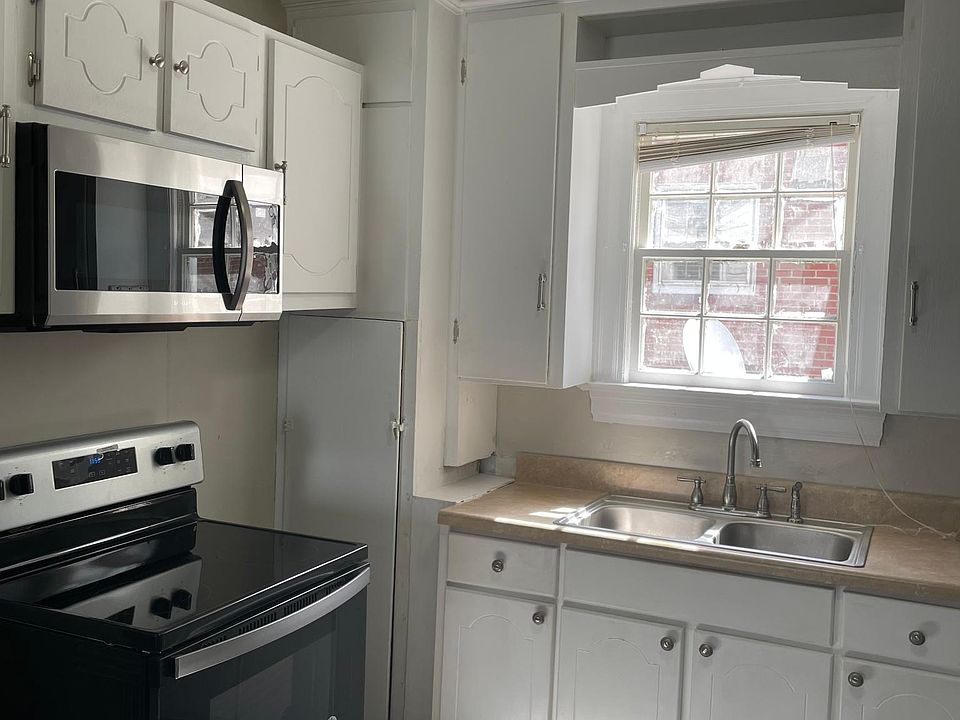 Kitchen with stainless steele appliances.