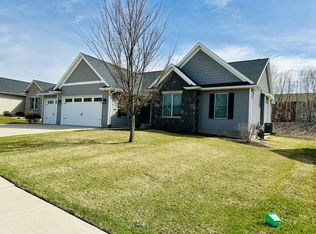 4937 Lakeside Dr, Bettendorf, IA