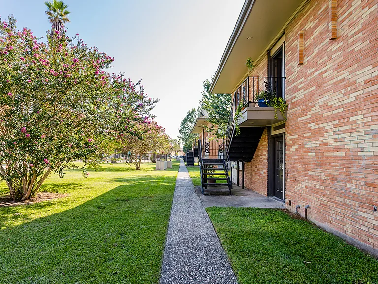 Red Pines Apartments — Photo 9