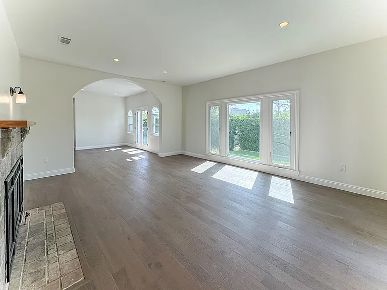 1043 S Plymouth Blvd — Photo 3