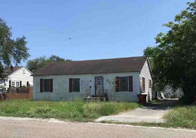 2nd image of 118 W Avenue G