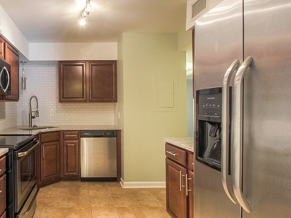 3rd image of 3901 Whitland Ave APT 32