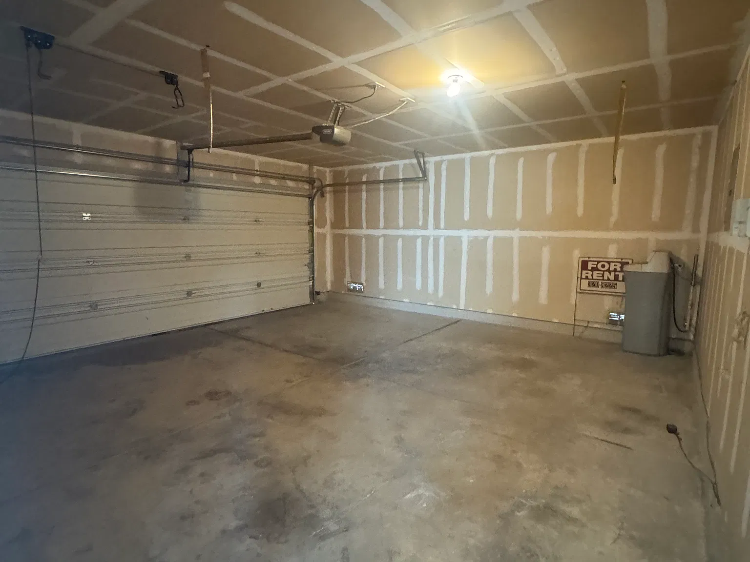 3 bed, 2.5 bath, 1812 sqft, $1,799 — Photo 3