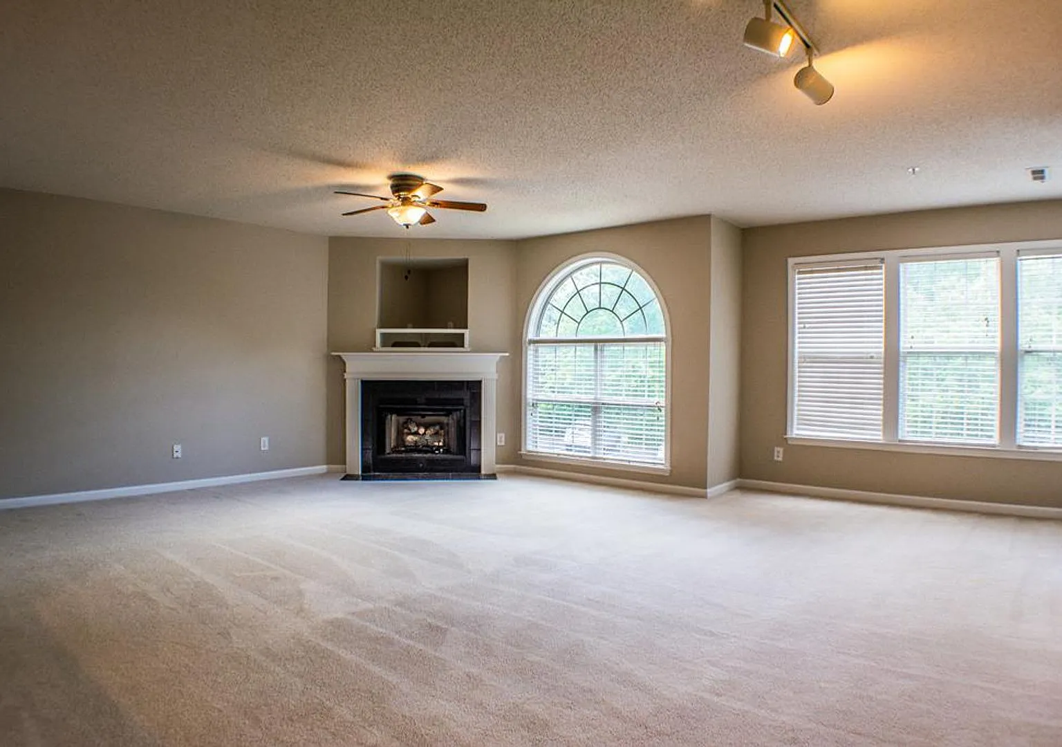 624 Ivy Glen Drive — Photo 4